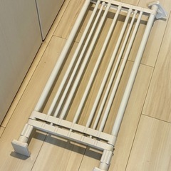 しっかりした作りの突っ張り棚の画像