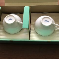 ティーカップ＆ソーサー　２セット箱入り（メーカー不明）の画像