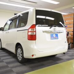 【オリジナル信用回復ローン対応可能　試乗出来ます　最短10日納車　車検2年付き】H24年式トヨタノア　Xスマートエディション　ＥＴＣ　ナビ　フルセグＴＶ　Ｂｌｕｅｔｏｏｔｈ再生　バックカメラ　リバース連動ドアミラー　オートエアコン　ＨＩＤヘッドライト　両側パワースライドドア　スタットレスタイヤ（中古）付き　車検整備付きの画像