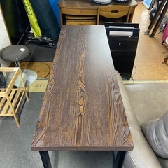 木目調テーブルの画像