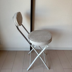 折りたたみ椅子の画像