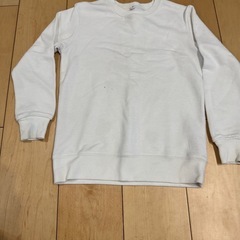 クリーム色1.白1のトレーナー　計2枚（130cm.140cm）の画像