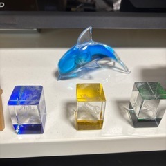 南京町の置物とイルカの置物の画像