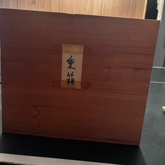 木箱に入った重箱の画像