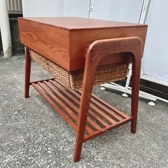 【武蔵小山店】　配送可！　ビンテージ ソーイングテーブル チーク ラタン 鍵付き 引き出し テーブル 北欧 木製 アンティーク 家具 収納 デンマーク ミッドセンチュリー 北欧家具 ワークテーブル サイドテーブル 裁縫箱 手芸 vintage sewing table teak rattan with key drawer table scandinavian wooden antique furniture storage denmark mid-century nordic furniture worの画像