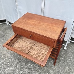 【武蔵小山店】　配送可！　ビンテージ ソーイングテーブル チーク ラタン 鍵付き 引き出し テーブル 北欧 木製 アンティーク 家具 収納 デンマーク ミッドセンチュリー 北欧家具 ワークテーブル サイドテーブル 裁縫箱 手芸 vintage sewing table teak rattan with key drawer table scandinavian wooden antique furniture storage denmark mid-century nordic furniture worの画像