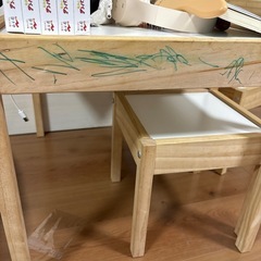 定価3999円　IKEA　子供用机　椅子二脚の画像