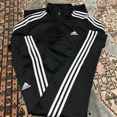 adidasのスポーツウェアーの画像