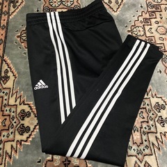 adidasのスポーツウェアーの画像