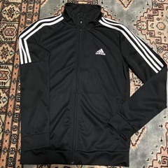 adidasのスポーツウェアーの画像