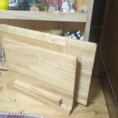 まな板2枚とまな板スタンドの3点セットの画像