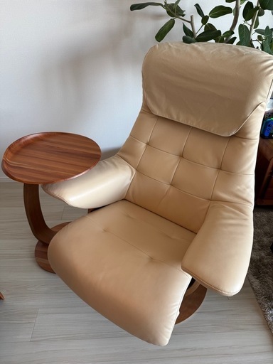 M様　
成約済み　カリモク　ザファースト　セーヌホワイト　　オットマン付　購入金額約50万 Mサイズ　ヘッドカバー、カリモクサイドテーブル付き