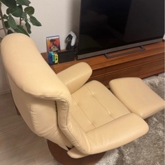 M様　
成約済み　カリモク　ザファースト　セーヌホワイト　　オットマン付　購入金額約50万 Mサイズ　ヘッドカバー、カリモクサイドテーブル付きの画像