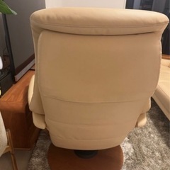 M様　
成約済み　カリモク　ザファースト　セーヌホワイト　　オットマン付　購入金額約50万 Mサイズ　ヘッドカバー、カリモクサイドテーブル付きの画像