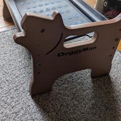 犬のエサ置き台とМサイズのオムツの画像