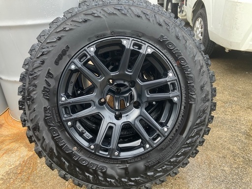タイヤ: YOKOHAMA GEOLANDAR M/T G003 205R16 110/108QLT。ホイール: JOYMAX…16ｘ5.5J +20 AT-W XX 16インチサテンブラック