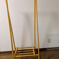 木製ハンガーラックの画像