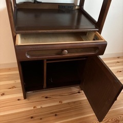 木製の電話台の画像