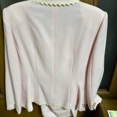 新品未使用　11号ピンクスーツ上下　の画像