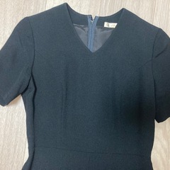 ラピーヌ　半袖ひざ丈ワンピース Vネック　黒の画像