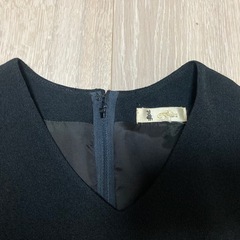 ラピーヌ　半袖ひざ丈ワンピース Vネック　黒の画像