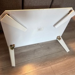白テーブルの画像