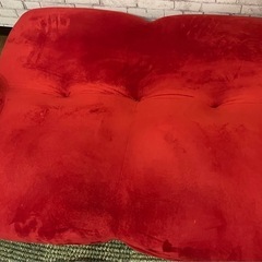 赤いソファの画像