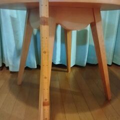 丸テーブルの画像