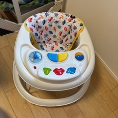 ベビーカーと歩行器の画像