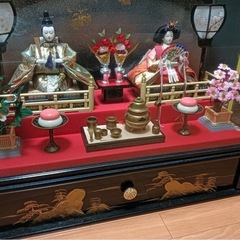 親王飾人形 横68.5センチ 奥行31 高さ55.5  の画像