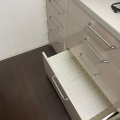 水曜・木曜の15〜18時のみお渡し可　日曜は要相談　食器棚の画像