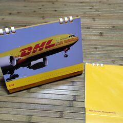 【まだ受付中】未開封非売品 DHL ディーエイチエル 2025年卓上カレンダー 1セット 早い者勝ちです✨✨の画像