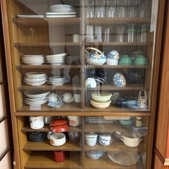 食器、皿、コップ、棚の画像