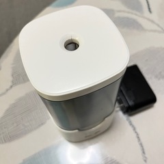 白い電動えんぴつ削りの画像