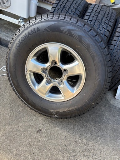 ランクル100スタッドレスタイヤ　275/70R16