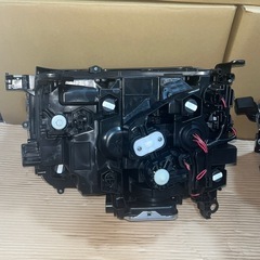 新車外し！ TOYOTAトヨタ ランドクルーザー250純正 3眼LEDヘッドライト ヘッドランプ 左右セット ICHIKO60-343 (81110-60S40 / 81150-60S40) 81004-60010 角目 VX GDJ250 TRJ250 リフレクターヘッドライトの画像