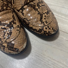 ザラブラウンヘビ柄ローファーの画像