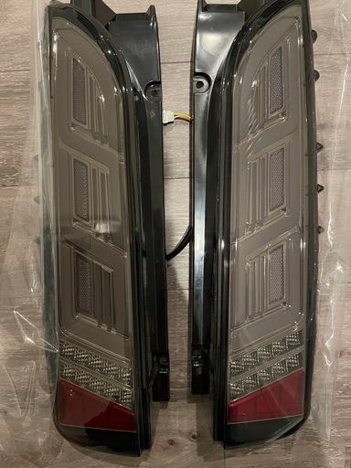 【新発売】レア値引き
激安45%オフハイエース200系LEDテールランプオープニング機能付流れるウィンカー   スモーク