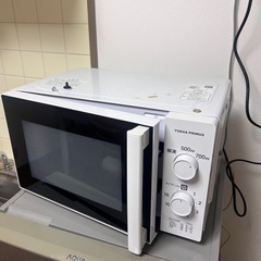 電子レンジと冷蔵庫の画像