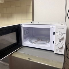 電子レンジと冷蔵庫の画像