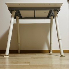【無料配送あり】IKEA  高さ調整可能テーブル　学習机・パソコンデスク・ダイニングテーブルの画像