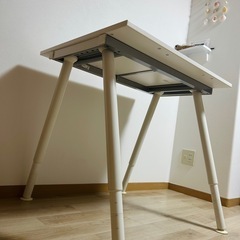 【無料配送あり】IKEA  高さ調整可能テーブル　学習机・パソコンデスク・ダイニングテーブルの画像