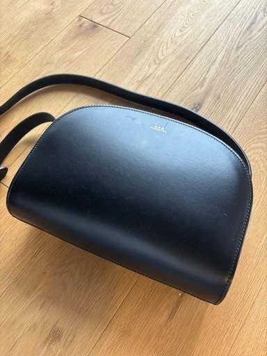 A.P.C. ブラックショルダーバッグ　ハーフムーン　オールレザー