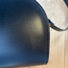 A.P.C. ブラックショルダーバッグ　ハーフムーン　オールレザーの画像
