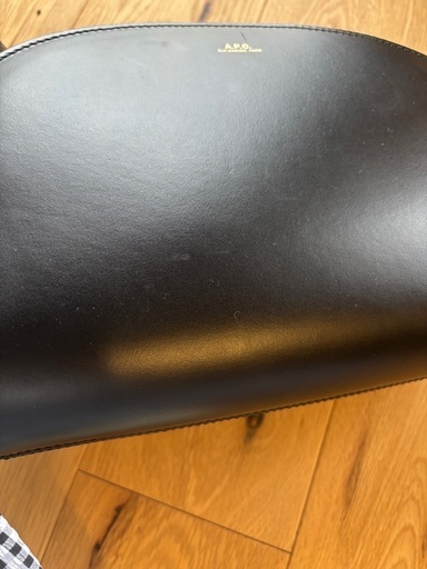 A.P.C. ブラックショルダーバッグ　ハーフムーン　オールレザー