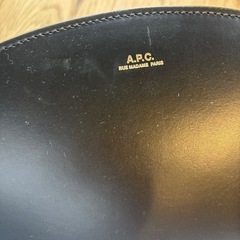 A.P.C. ブラックショルダーバッグ　ハーフムーン　オールレザーの画像