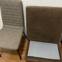 椅子と小さなソファーの画像