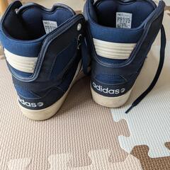 アディダスのスニーカーの画像