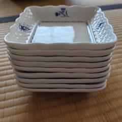 四角いお皿の画像