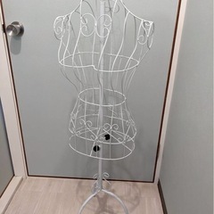 トルソー上半身女性マネキン、三脚ベースサポート付きの画像